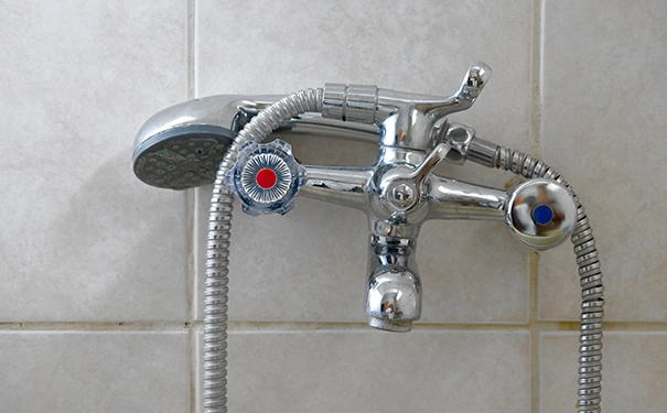 热水器热水管漏水怎么办