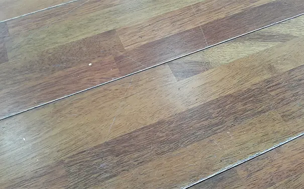 木地板白色粉末是什么